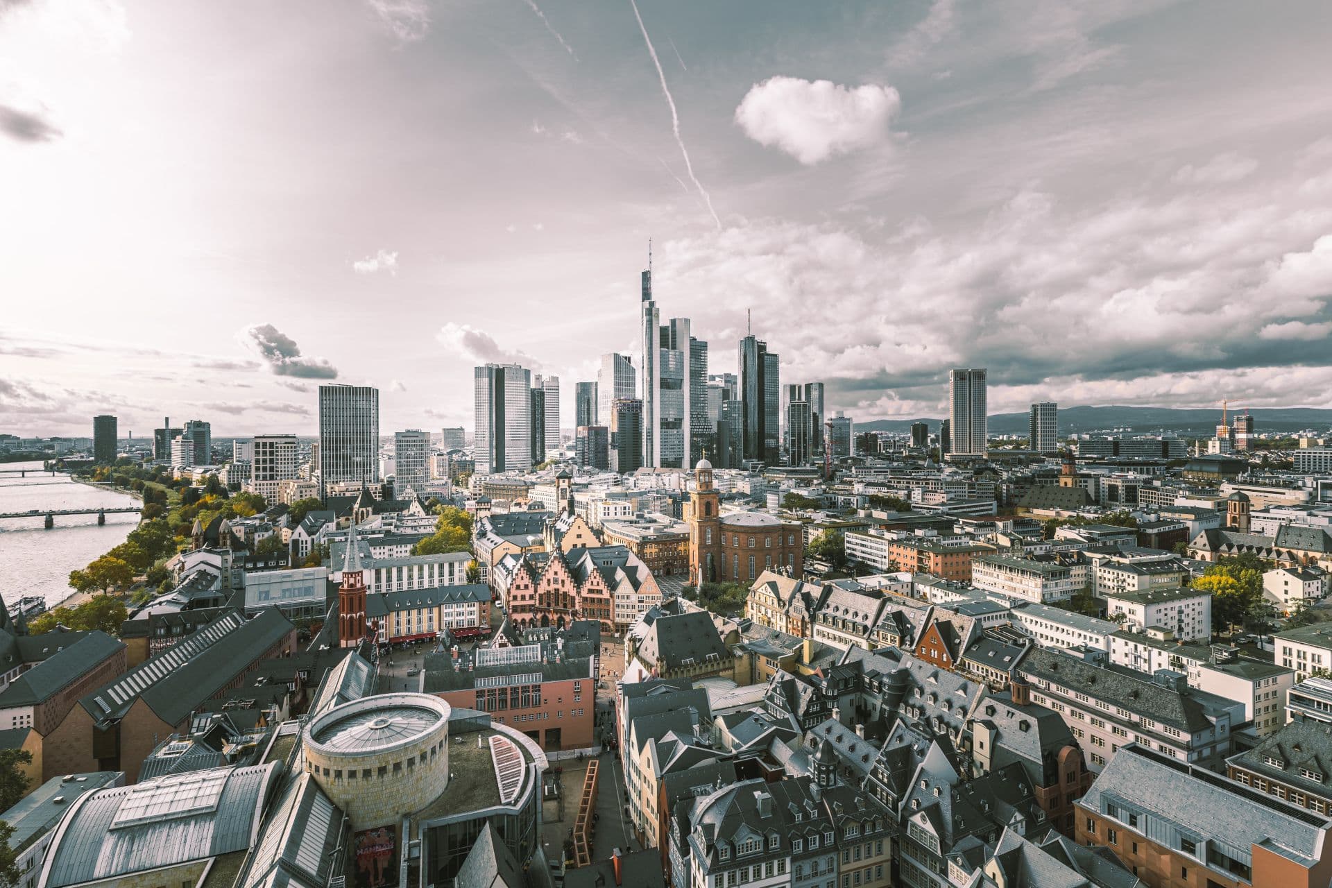 Weitwinkelaufnahme: das Stadtbild Frankfurt am Mains bei bewölktem Himmel.