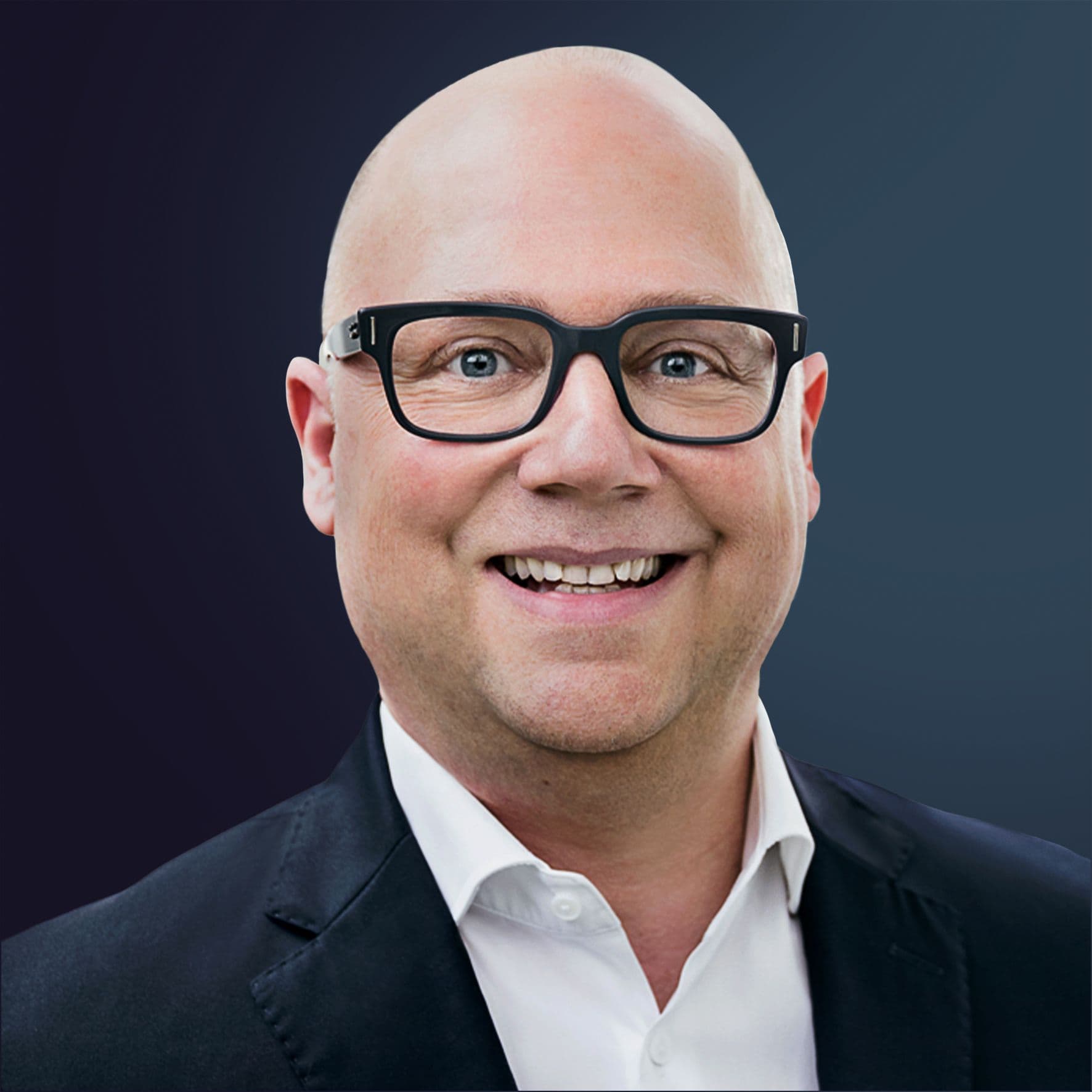 Vor dunkelblauem Hintergrund: Andreas Stock, Head of Presales & Customer Success.