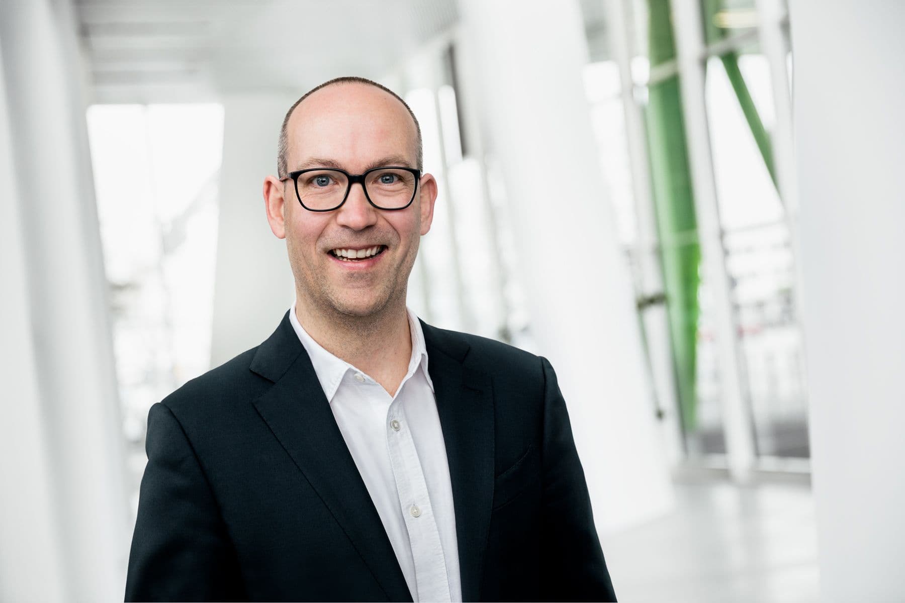 Vor hellem Hintergrund: Erik Tischner, Managing Director