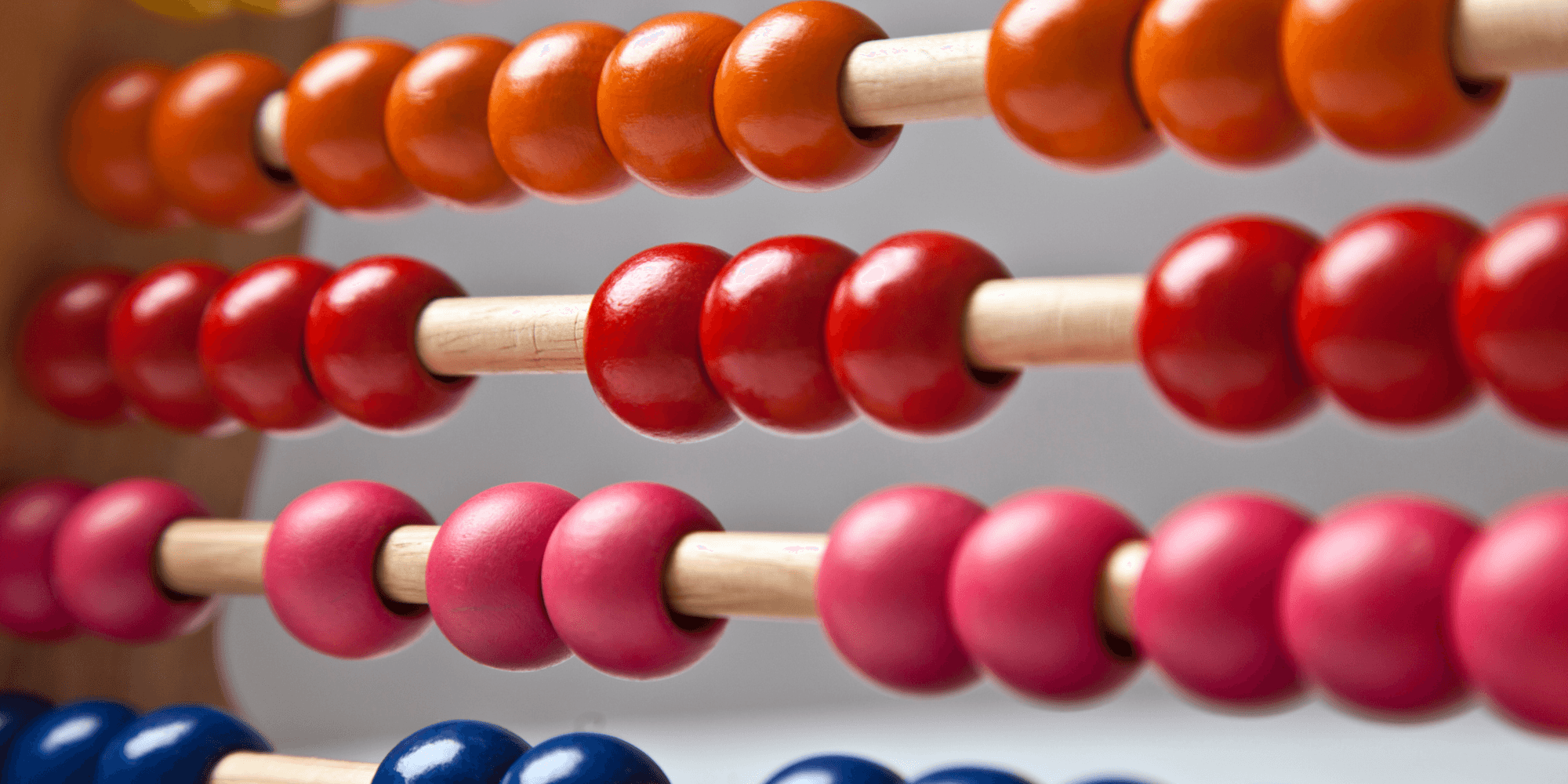 Rechenschieber aus Holz mit bunten Kugeln.