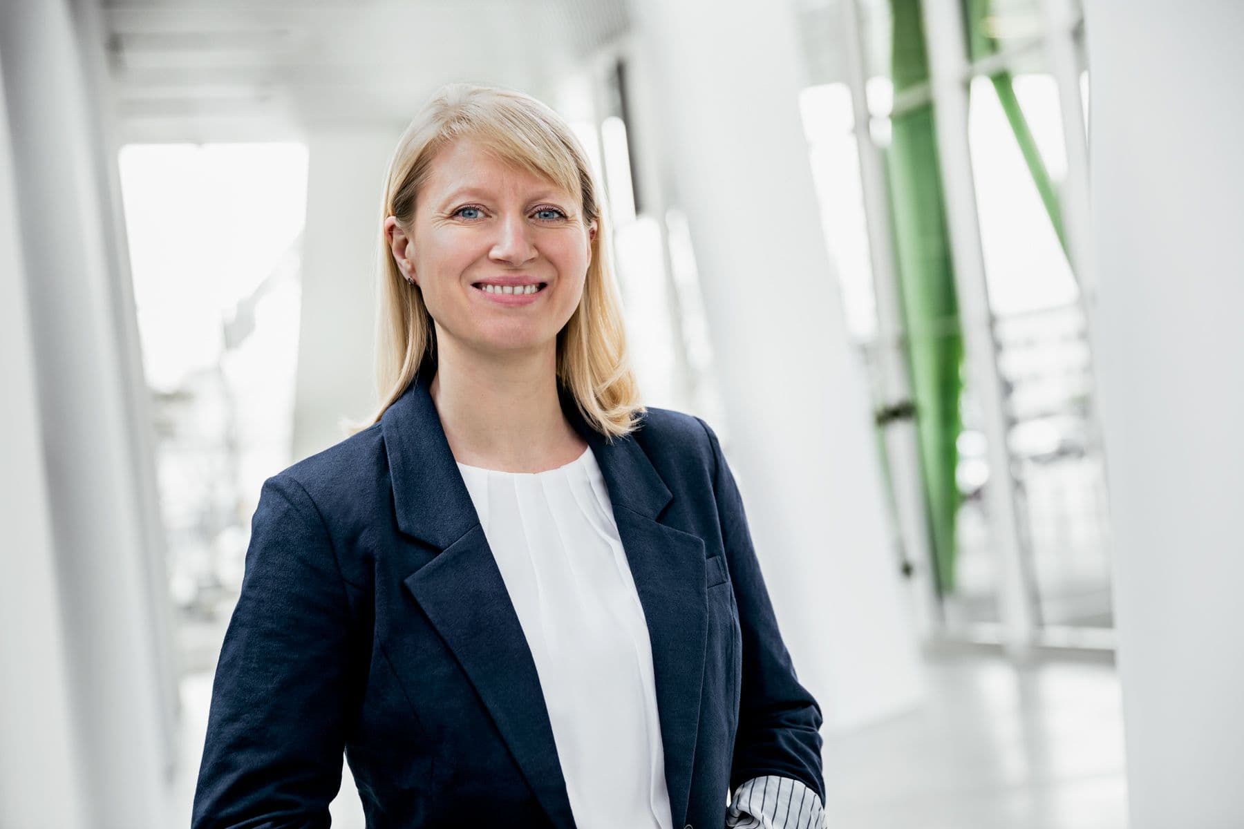 Vor hellem Hintergrund: Nelli Metzler, Head of Product Management