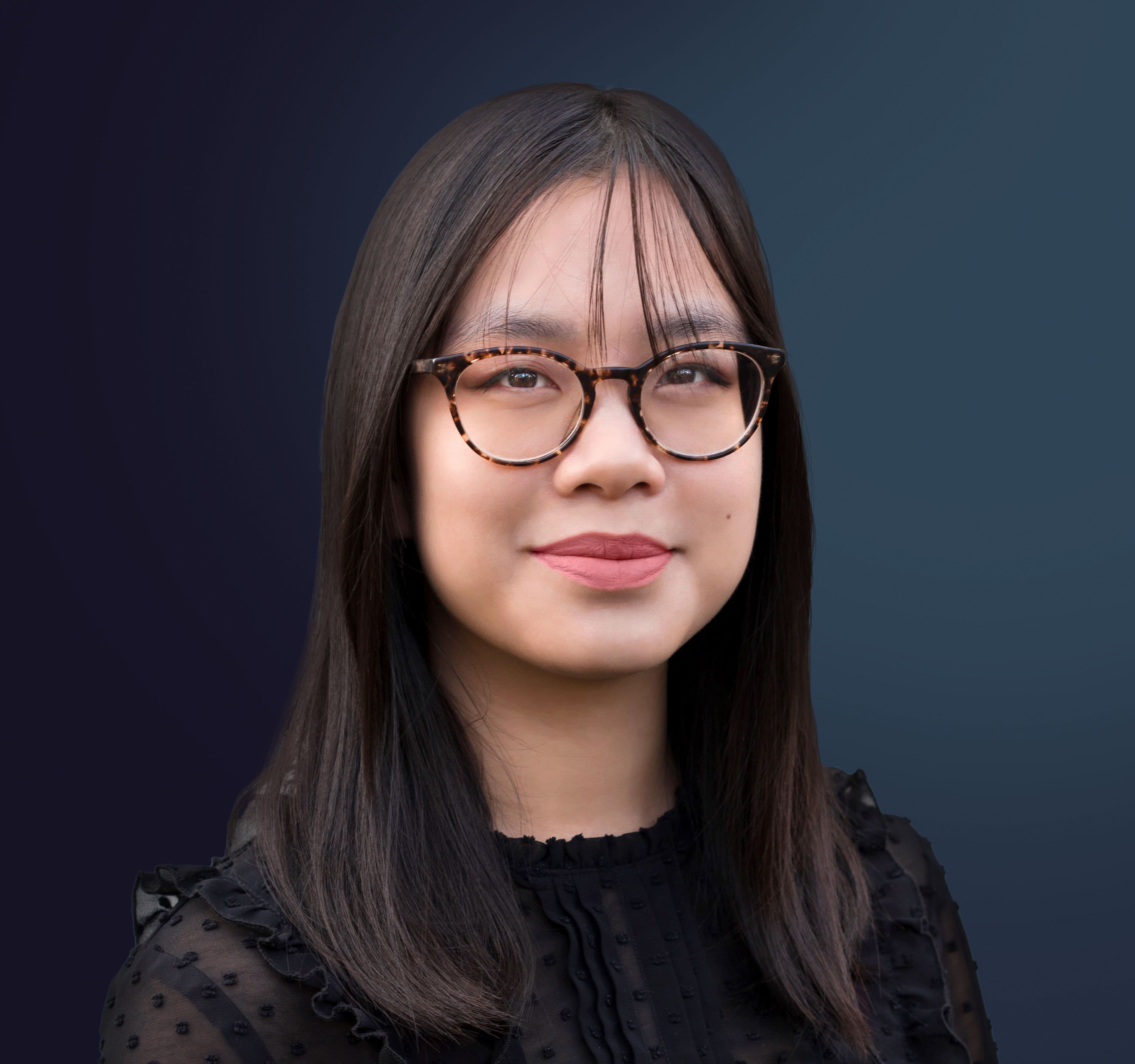 Vor dunkelblauem Hintergrund: Jessica Chin, Senior Consultant Presales & CSM bei zetVisions.